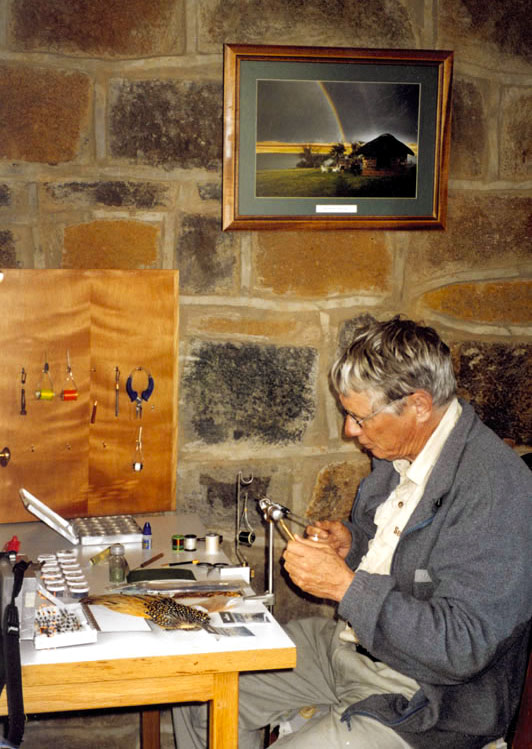 Ed_Herbst_at_the_Vrederus_fly_tying_desk