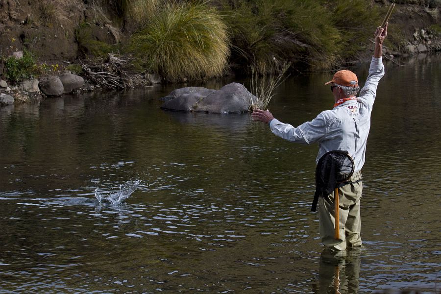 Tenkara_fly_fishing_on_the_Bokspruit_2