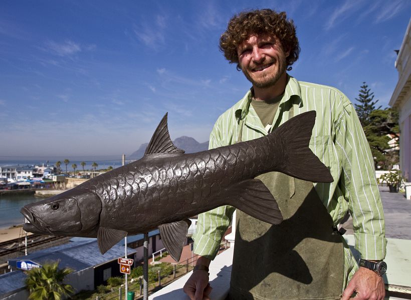 16._Chris_Bladen_with_a_mahseer_bronze_an_Asian_gamefish_on_the_balcony_of_his_Kalk_Bay_studio